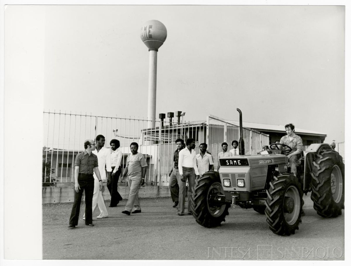 Visita dei borsisti del Finafrica allo stabilimento della SAME: visione del trattore Corsaro70, post 1972-1977 circa (Foto Attualità di Leoni e Cesni)