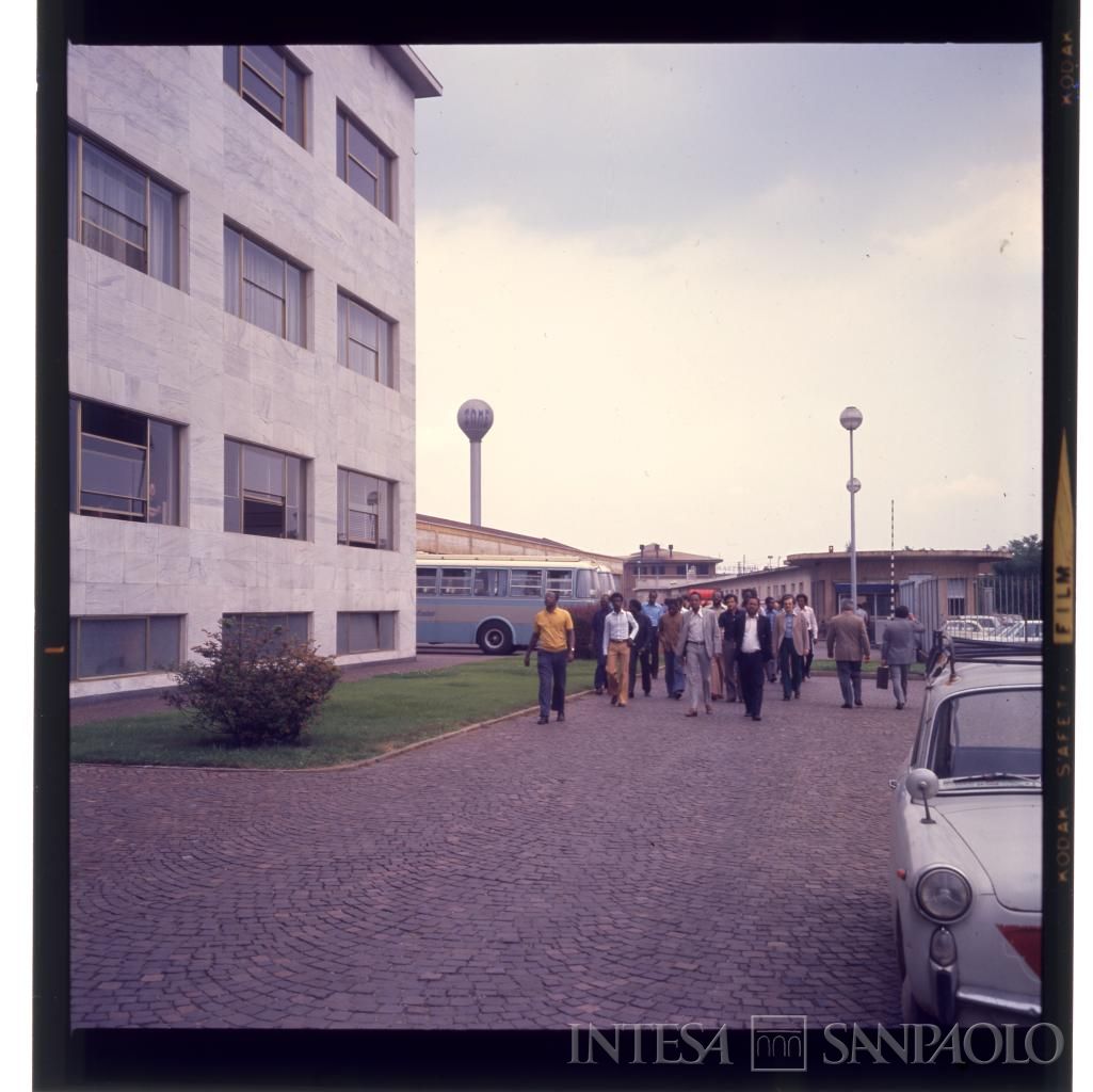 Visita dei borsisti del Finafrica allo stabilimento della SAME, post 1972-1977 circa (fotografo sconosciuto)