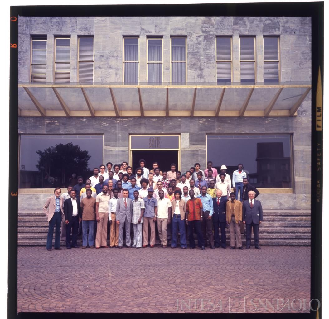 Ritratto di gruppo dei borsisti del Finafrica allo stabilimento della SAME, post 1972-1977 circa (fotografo sconosciuto)