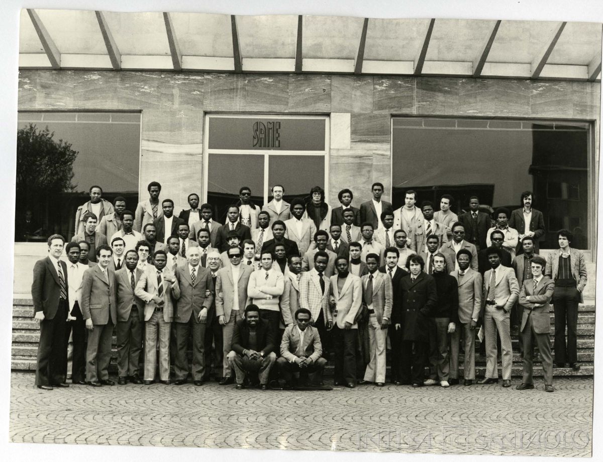 Ritratto di gruppo in occasione di visita alla SAME, ante 1977 (Foto Attualità di Leoni e Cesni)