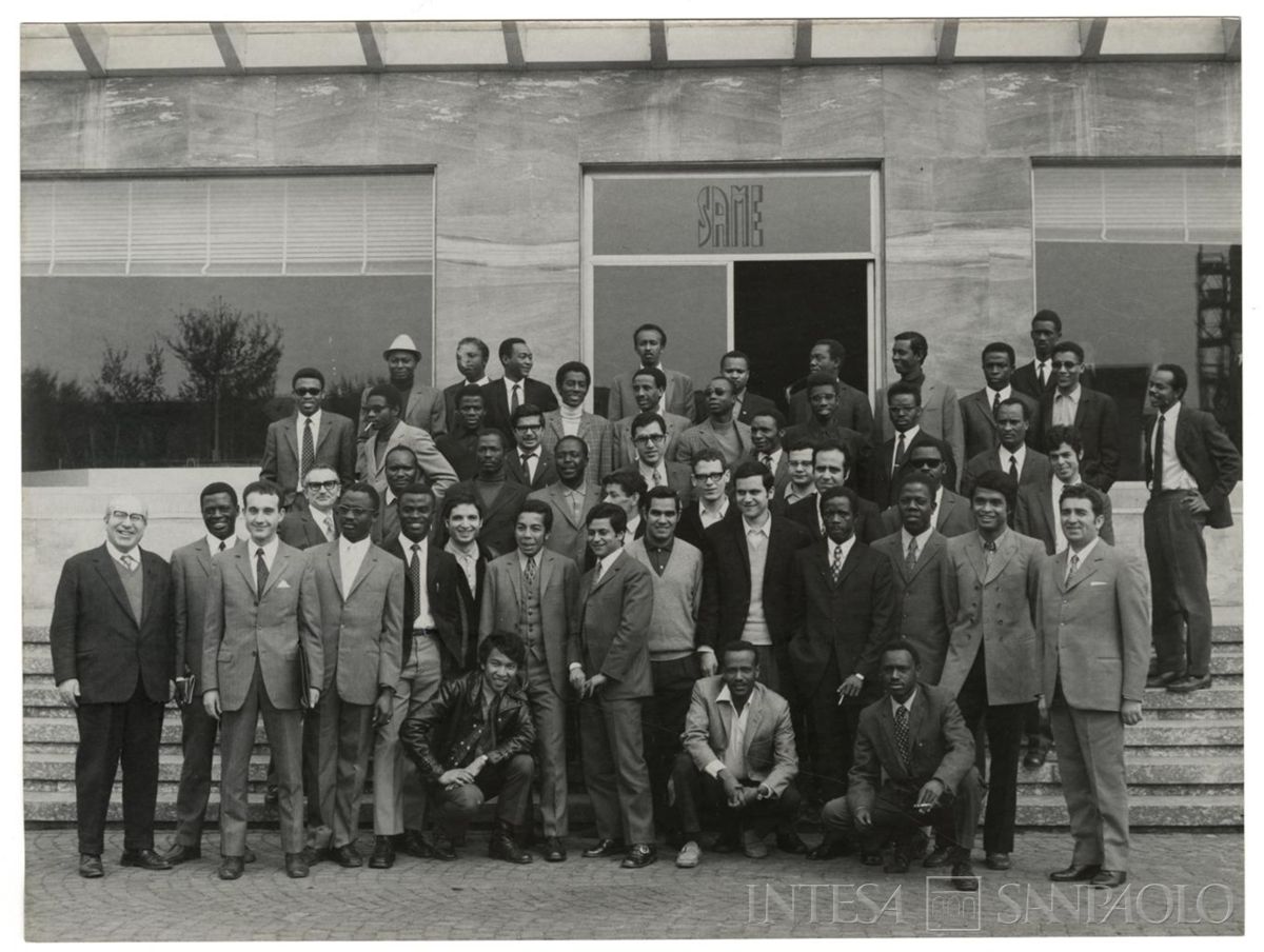 Ritratto di gruppo dei borsisti del 3° corso allo stabilimento della SAME, ante giugno 1970 (Organizzazione APIS Stampa e Propaganda)
