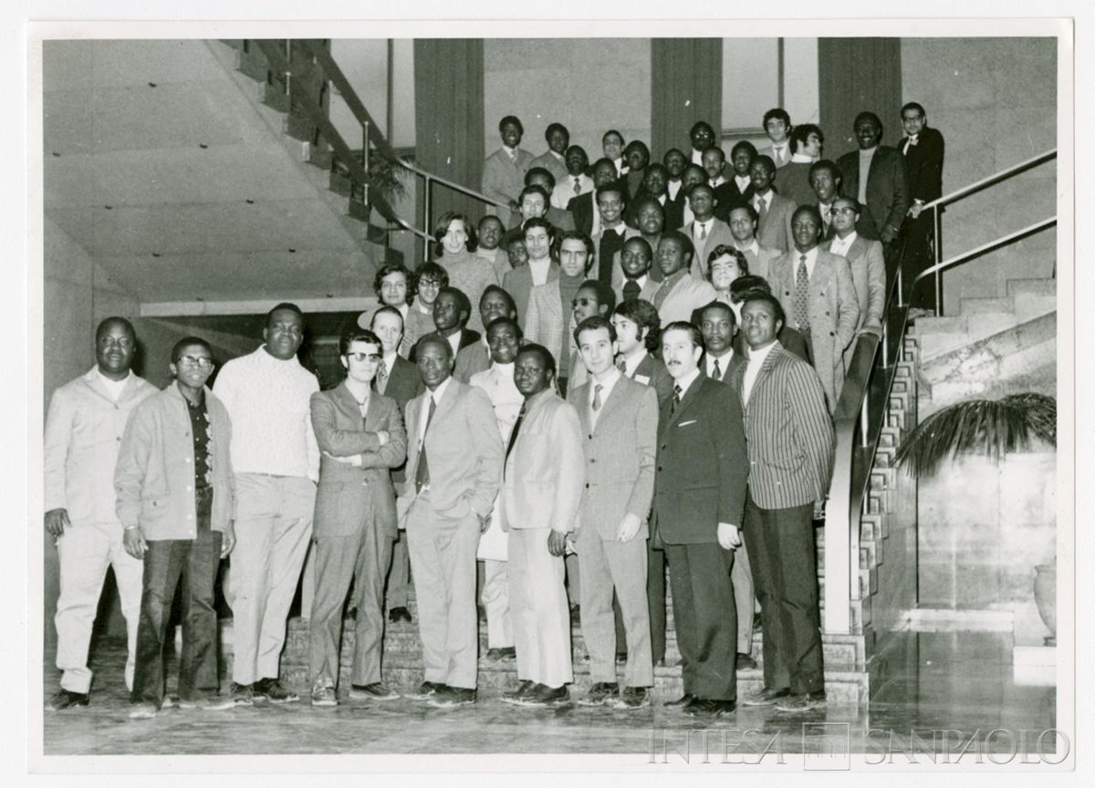 Ritratto di gruppo dei borsisti del 5° corso di specializzazione bancaria allo stabilimento della Dalmine, 8 marzo 1972 (fotografo sconosciuto)
