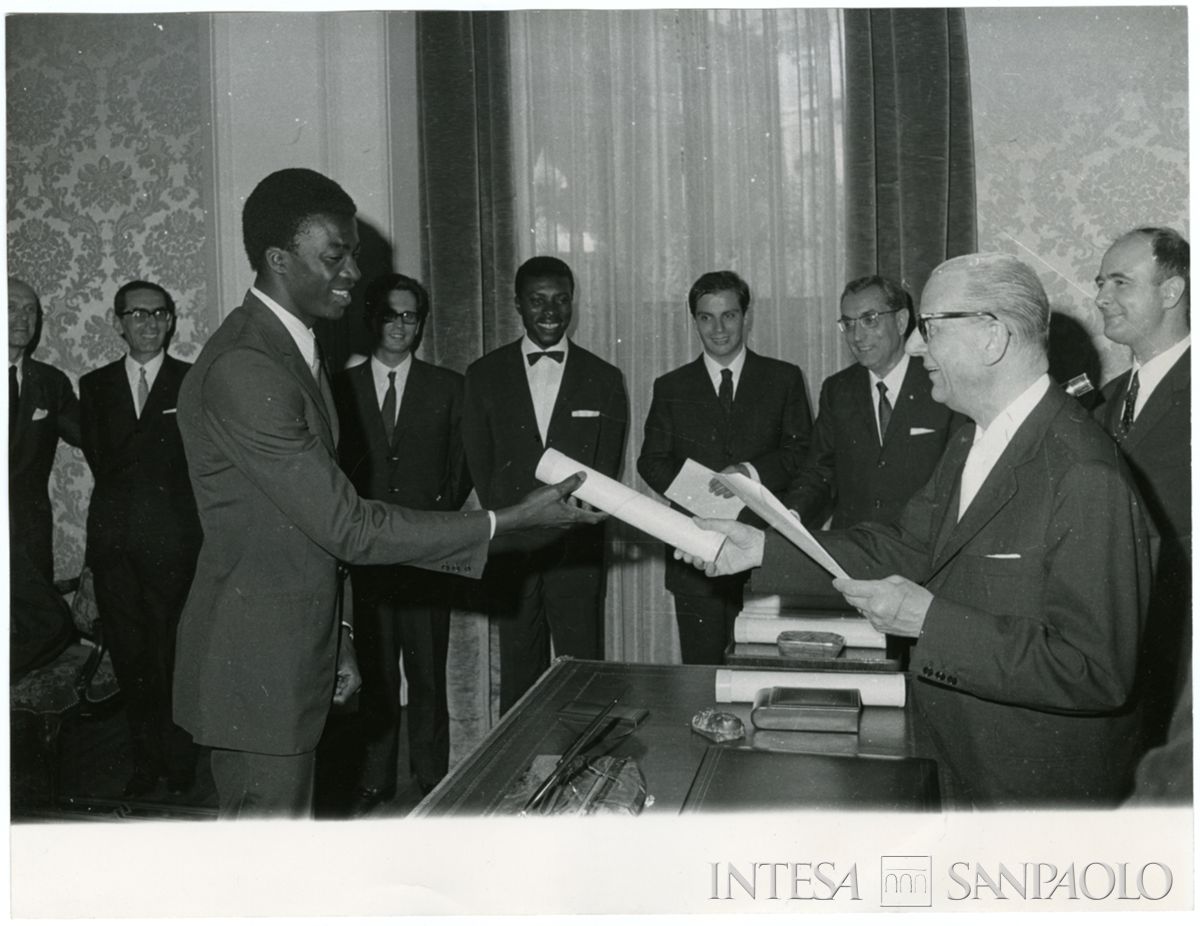 Cerimonia di chiusura del 1° corso di specializzazione in economia bancaria presso la sede Cariplo di Roma: il presidente Giordano Dell'Amore consegna un diploma ad un borsista, ante giugno 1968 (Pontificia fotografia Giuseppe Felici)