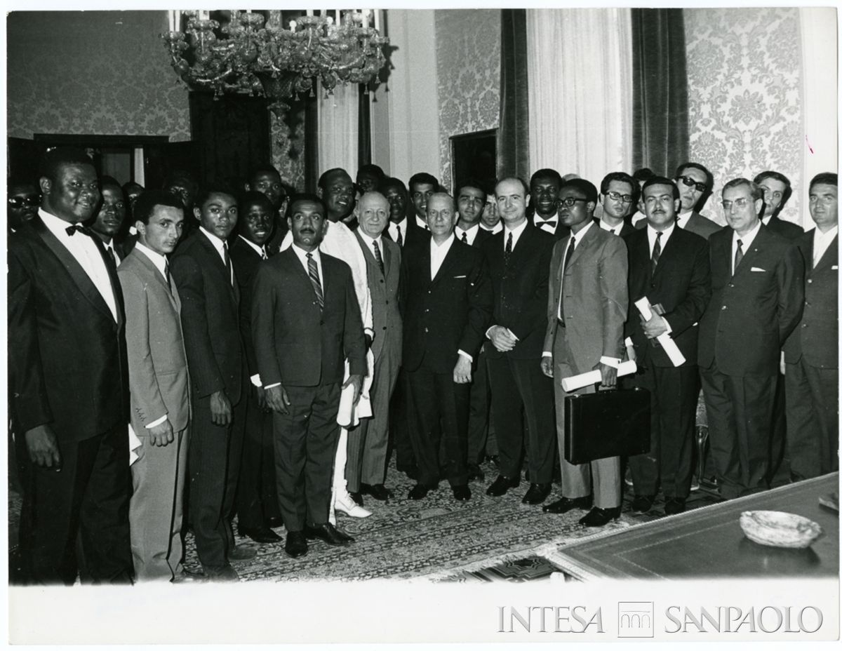 Ritratto di gruppo dei borsisti alla cerimonia di chiusura del 1° corso di specializzazione in economia bancaria presso la sede Cariplo di Roma: al centro Giordano Dell'Amore con accanto a sinistra Luigi Falaguerra; in prima fila, secondo da destra Mirko Zagnoli, ante giugno 1968 (Pontificia fotografia Giuseppe Felici)