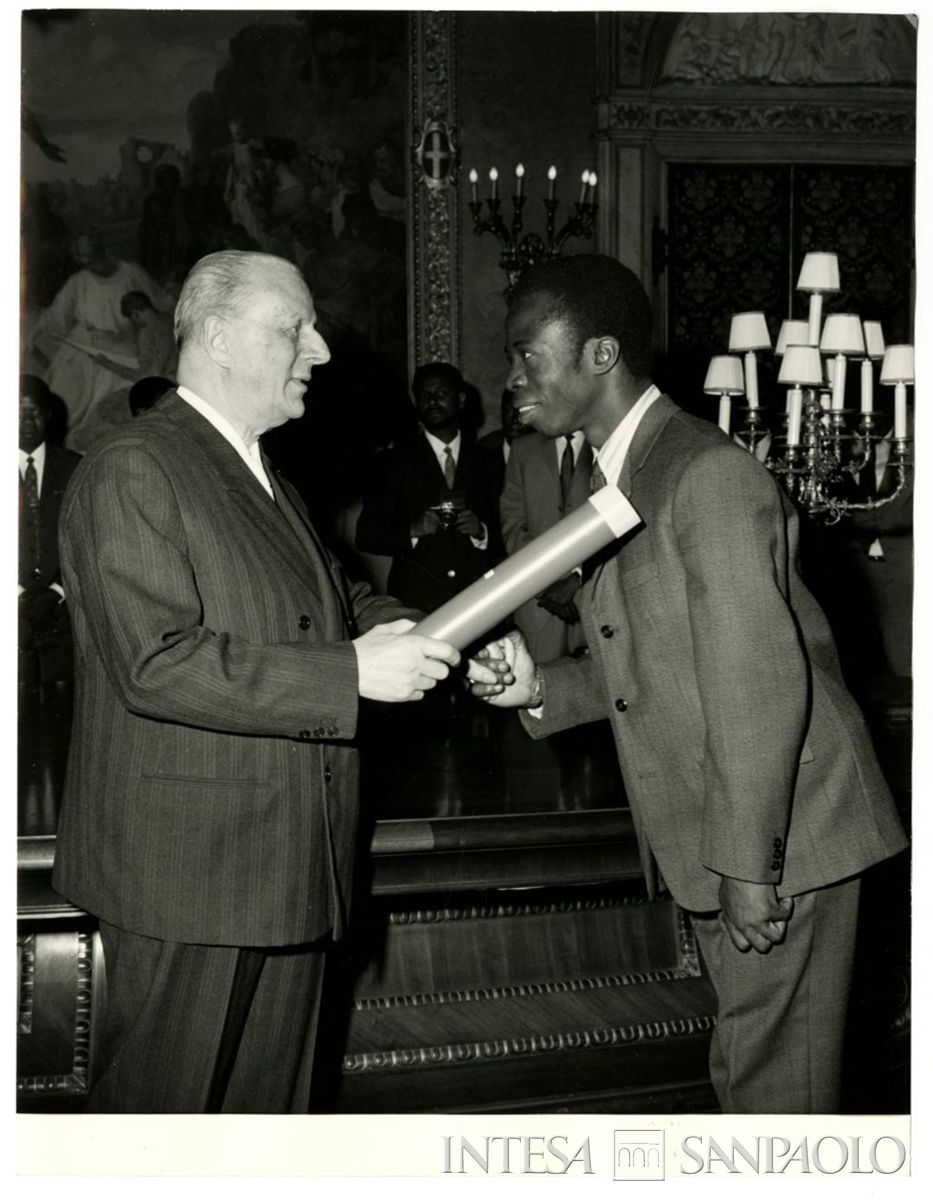 Giordano Dell'Amore, presidente della Cariplo, consegna il diploma per il 2° corso di specializzazione in economia bancaria a un borsista, 13 giugno 1969 (Publifoto)