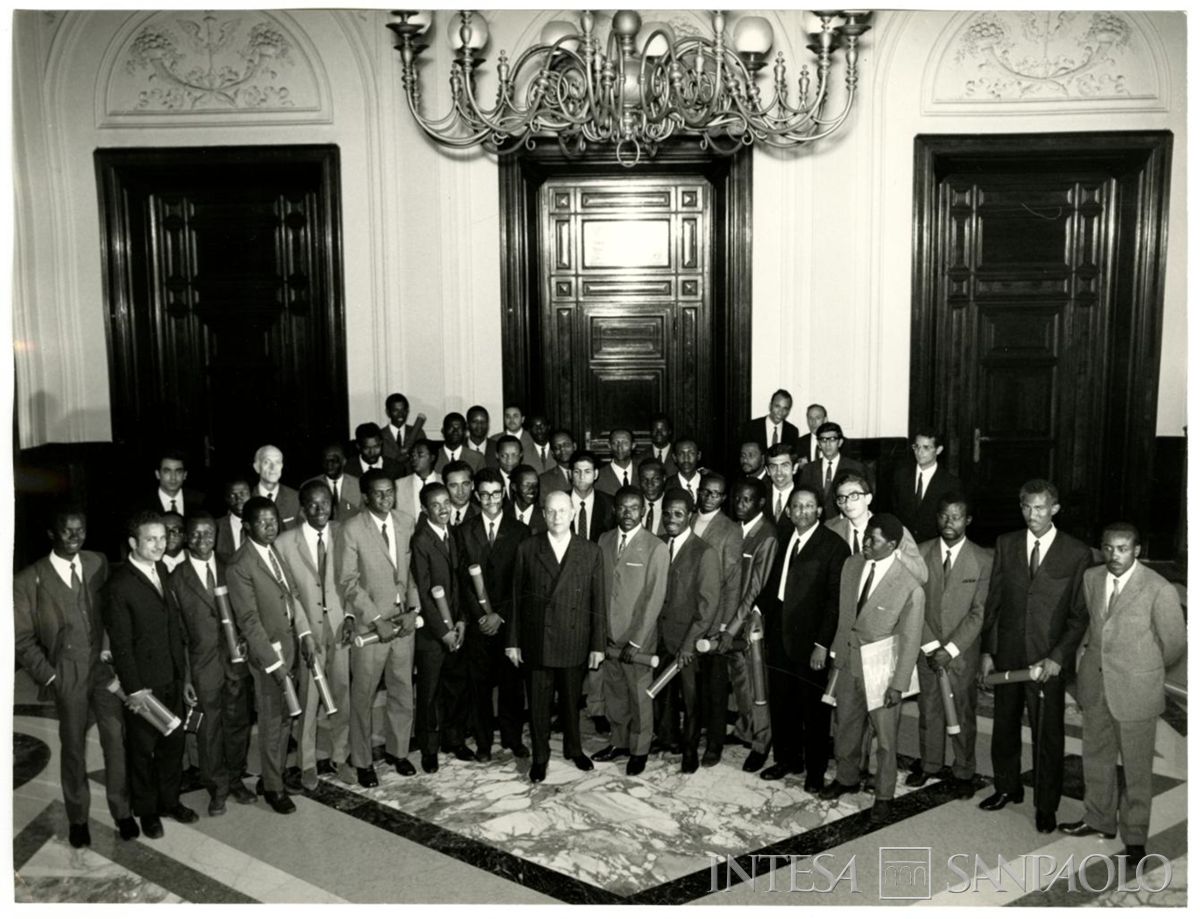 Ritratto di gruppo dei diplomati al 2° corso di specializzazione in economia bancaria, 13 giugno 1969 (Publifoto)