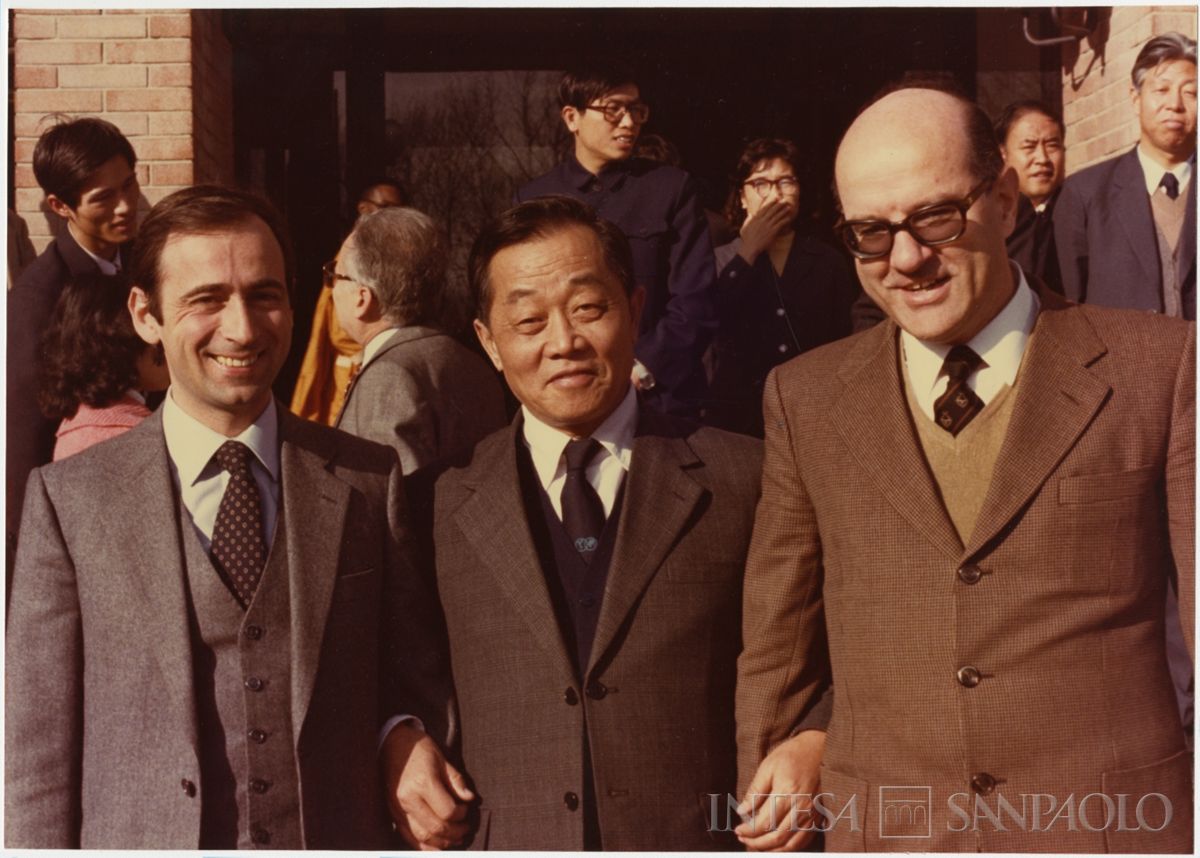 Il Governatore della Banca Centrale della Cina Huang Yuping durante la sua visita insieme Sergio Bortolani, a sinistra, e Giuseppe Villa, a destra, 17 gennaio 1983 (Mario La Porta)