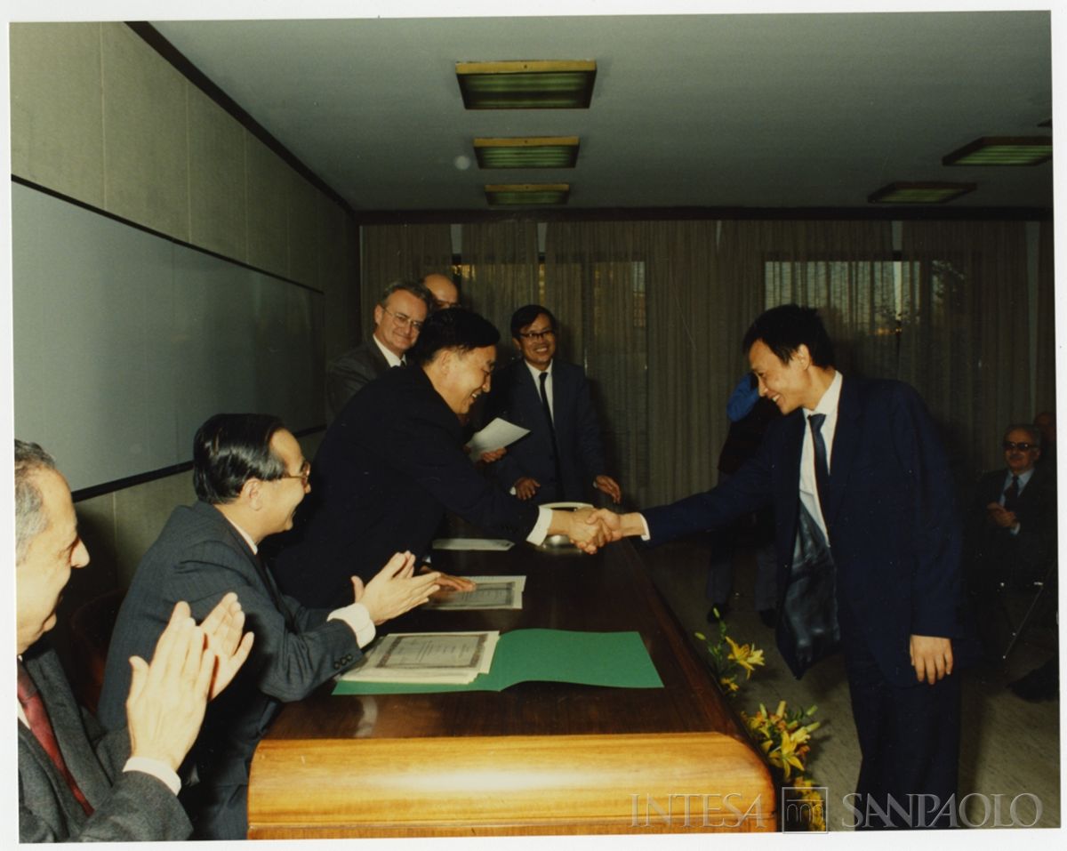 Visita al Finafrica del governatore della Banca Popolare della Cina (o anche Banca centrale della Cina) Li Guixian per la consegna dei diplomi, 23 novembre [1988 - 1993] (fotografo sconosciuto)