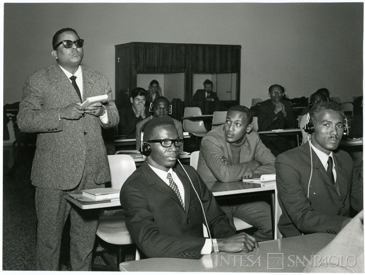 Intervento di un partecipante, con traduzione simultanea, alla cerimonia di inaugurazione del 2° Corso di specializzazione in economia bancaria per la formazione dei quadri medi e direttivi dei Paesi Africani presso l'Università Bocconi, Milano, 3 dicembre 1968 (Publifoto)