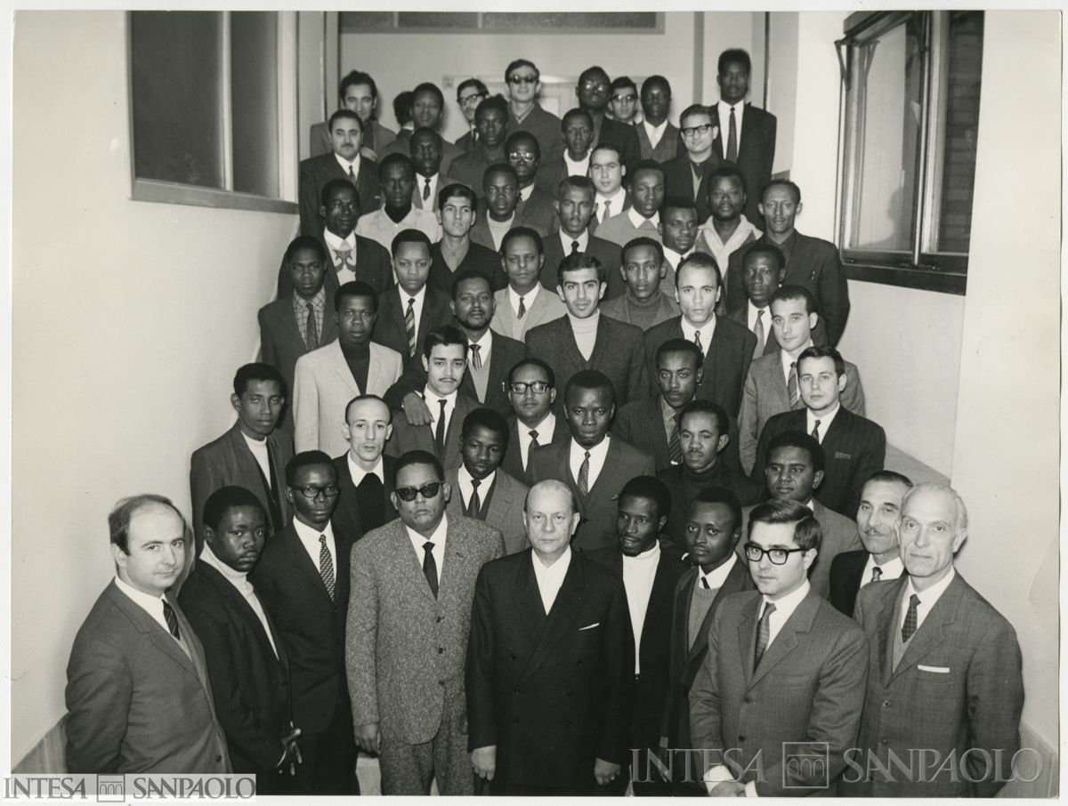 Ritratto di gruppo dei partecipanti al 2° Corso di specializzazione in economia bancaria per la formazione dei quadri medi e direttivi dei Paesi Africani con al centro, in basso, il presidente della Cariplo Giordano Dell'Amore, Milano, Università Bocconi, 3 dicembre 1968 (Publifoto)