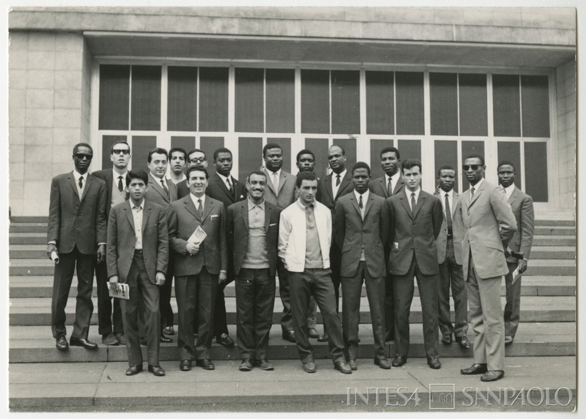 Ritratto del gruppo di borsisti del 1° corso davanti allo stabilimento Fiat di Torino, ante dicembre 1968 (fotografo sconosciuto)