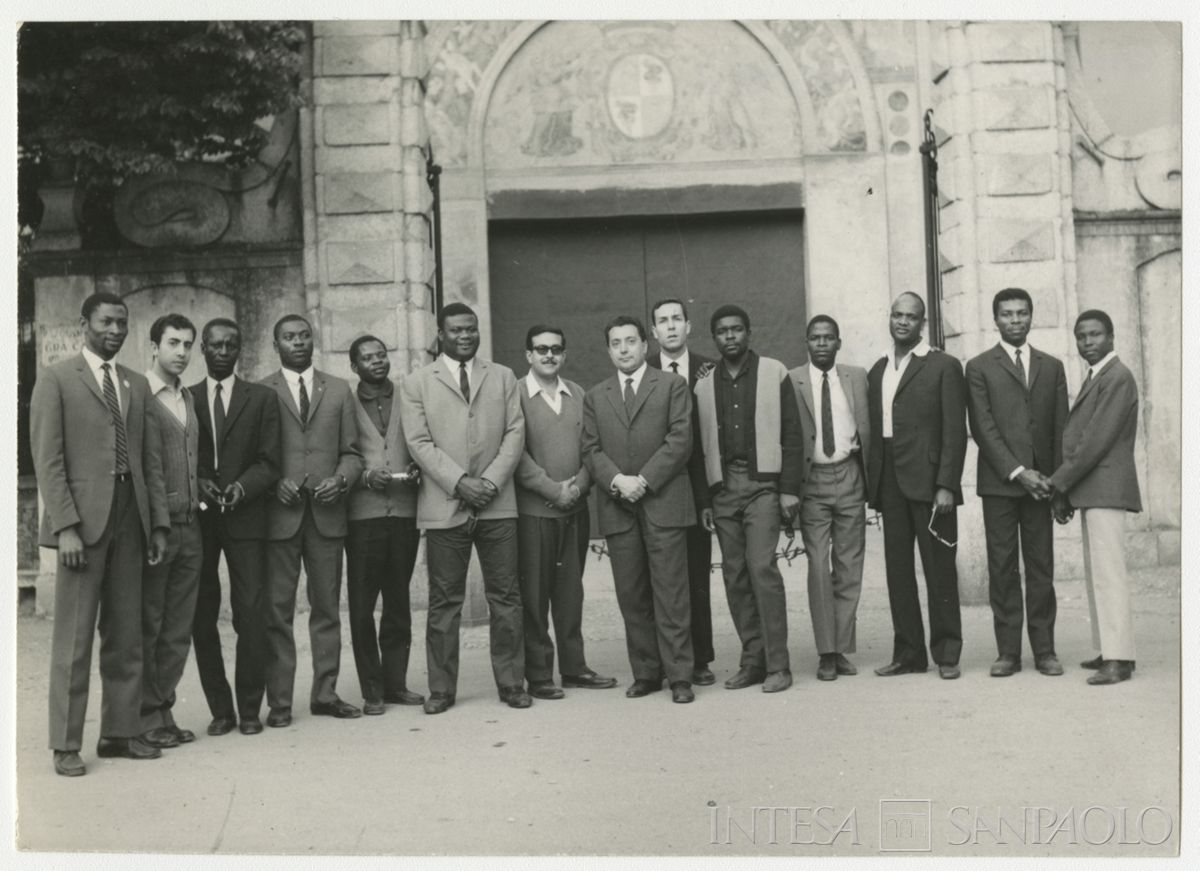 Ritratto del gruppo di borsisti del 1° corso in Piemonte, forse Torino, ante dicembre 1968 (fotografo sconosciuto)