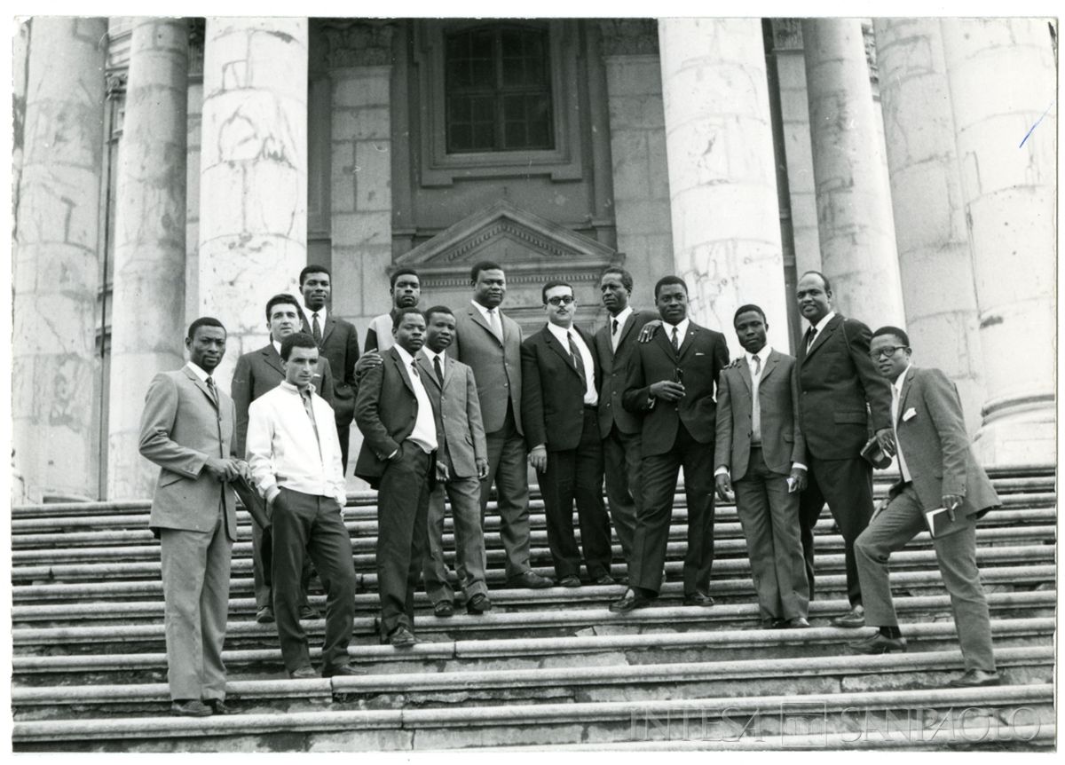 Ritratto del gruppo di borsisti del 1° corso davanti alla Basilica di Superga, ante dicembre 1968 (fotografo sconosciuto)
