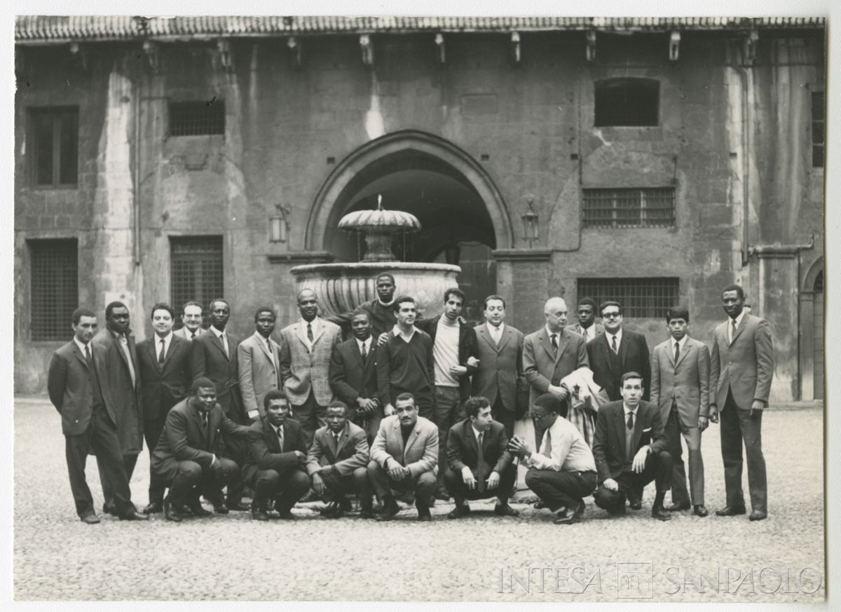 Ritratto del gruppo di borsisti del 1° corso in Piemonte, forse Torino, ante dicembre 1968 (fotografo sconosciuto)