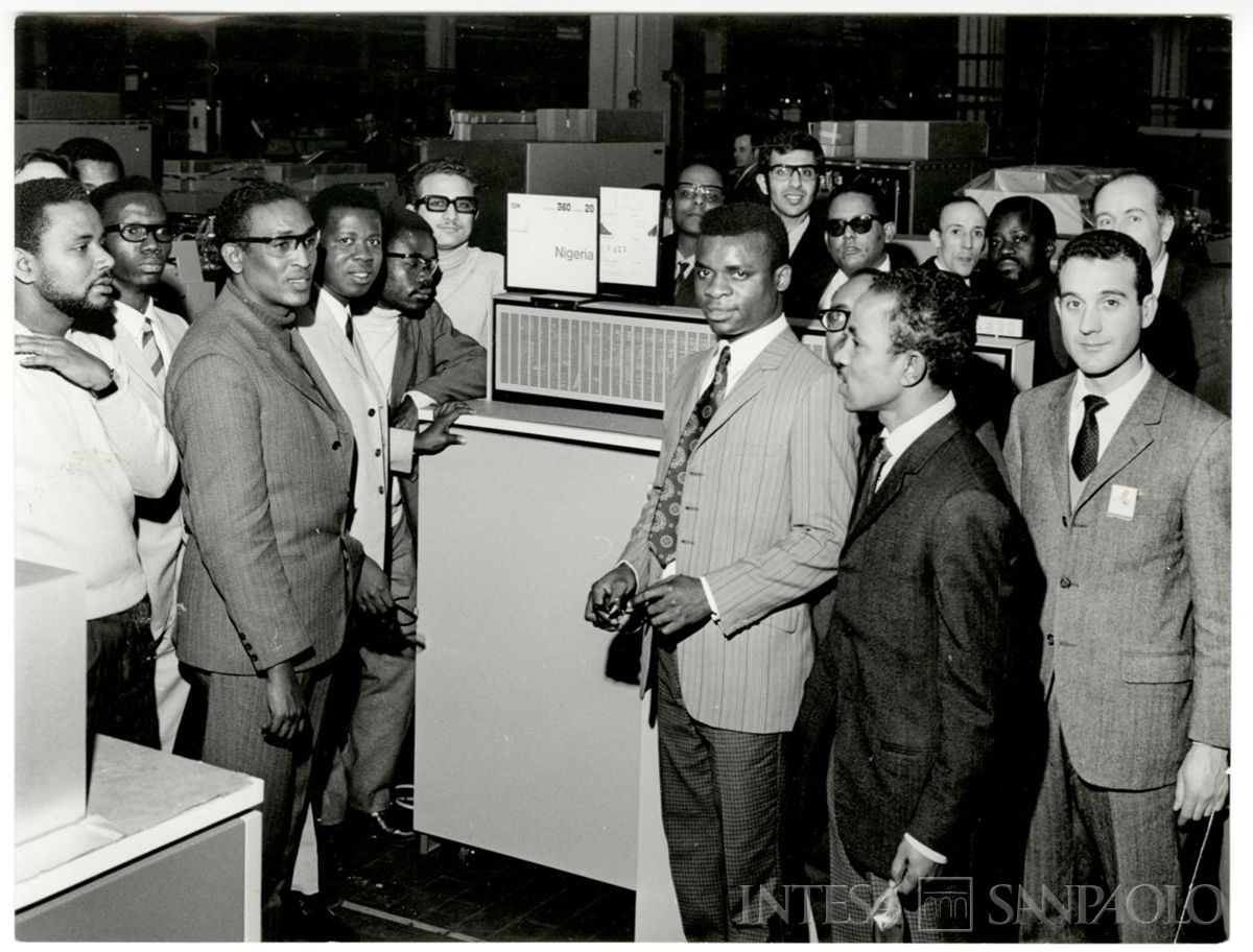 Visita presso la IBM Italia di un gruppo di borsisti n.i., post 1967-anni '70 (IBM Italia Plant Photo Dept)
