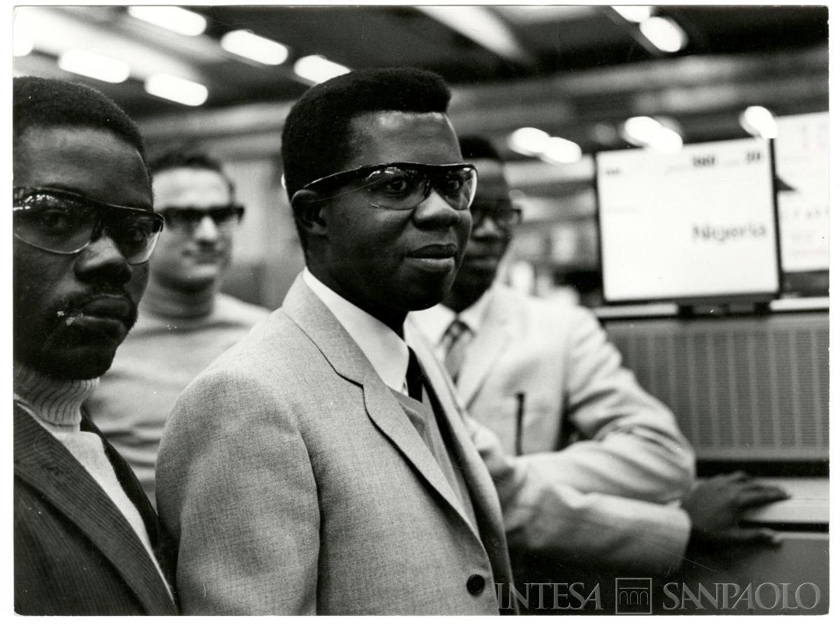 Visita presso la IBM Italia di un gruppo di borsisti n.i., post 1967-anni '70 (IBM Italia Plant Photo Dept)