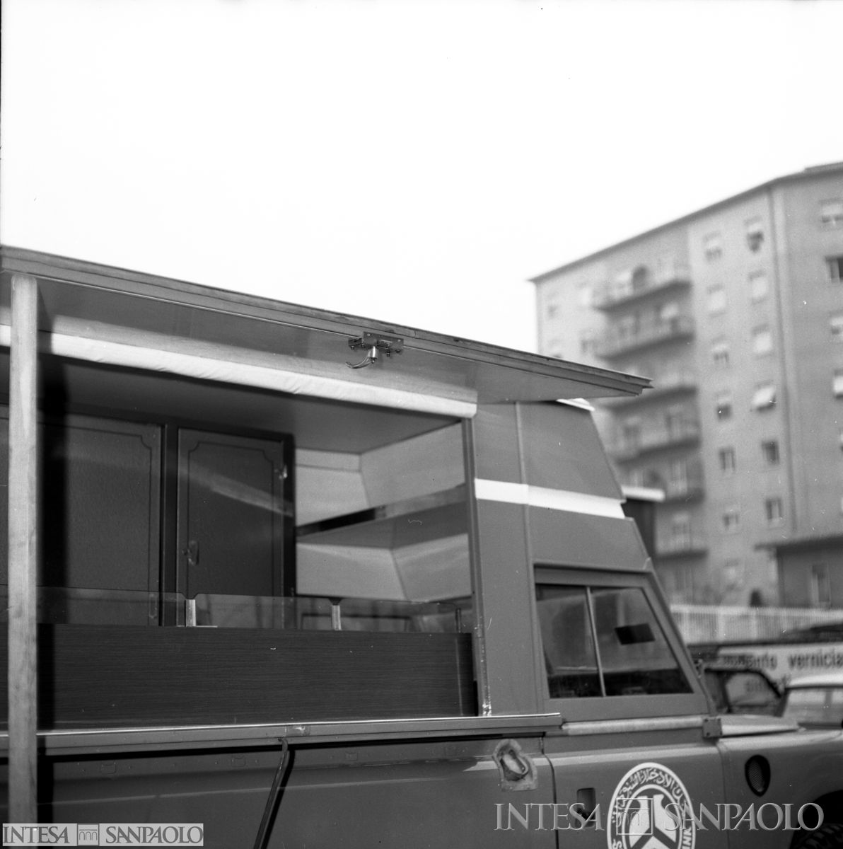 Dettaglio dell'unità mobile della Sudanese Savings Bank ripresa a Milano, prima della partenza, ante agosto 1975 (fotografo sconosciuto)
