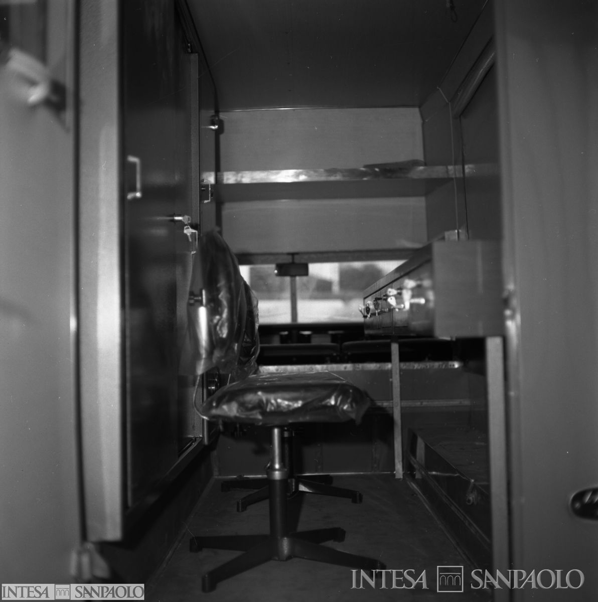 Dettaglio interno dell'unità mobile della Sudanese Savings Bank ripresa a Milano, prima della partenza, ante agosto 1975 (fotografo sconosciuto)