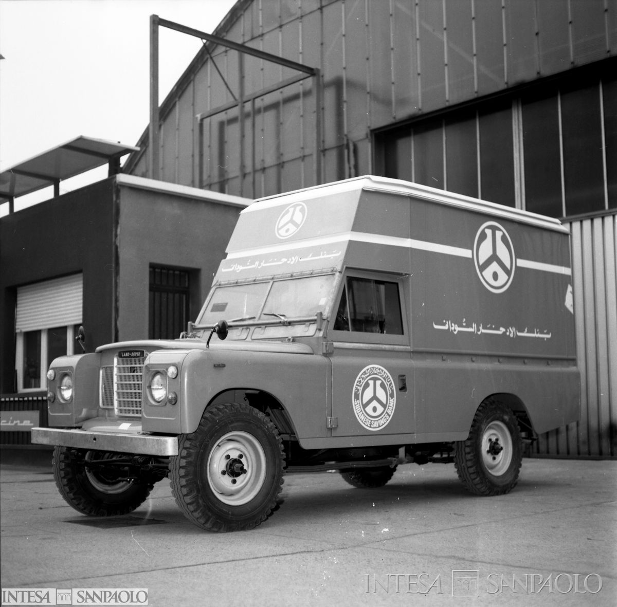 L'unità mobile della Sudanese Savings Bank ripresa a Milano, prima della partenza, ante agosto 1975 (fotografo sconosciuto)