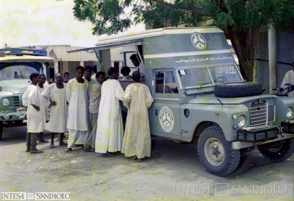 L'unità mobile della Sudanese Savings Bank in funzione in Sudan, con clienti allo sportello, post agosto 1975 (fotografo sconosciuto)