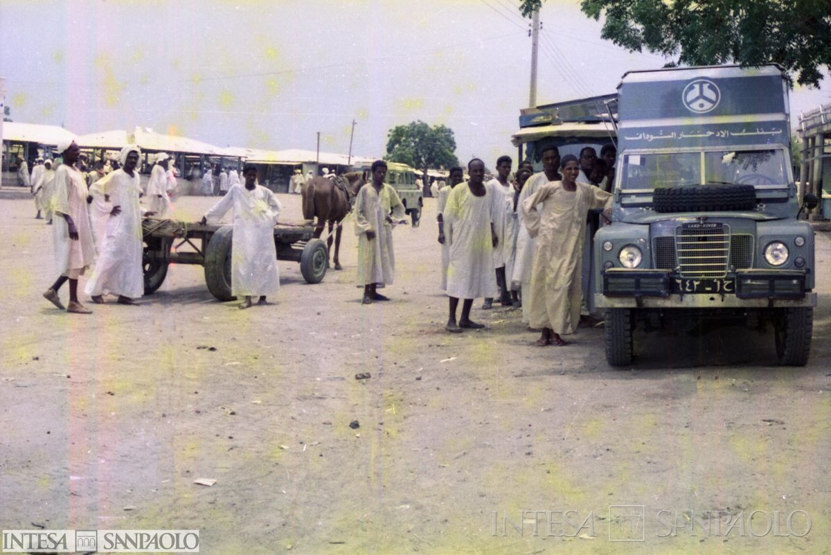 L'unità mobile della Sudanese Savings Bank in funzione in Sudan, con clienti allo sportello, post agosto 1975 (fotografo sconosciuto)
