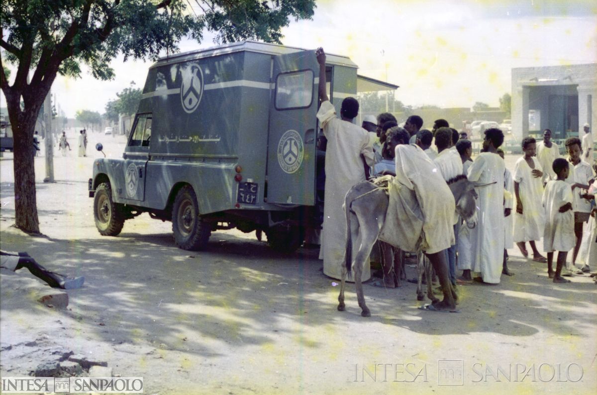 L'unità mobile della Sudanese Savings Bank in funzione in Sudan, con clienti allo sportello, post agosto 1975 (fotografo sconosciuto)