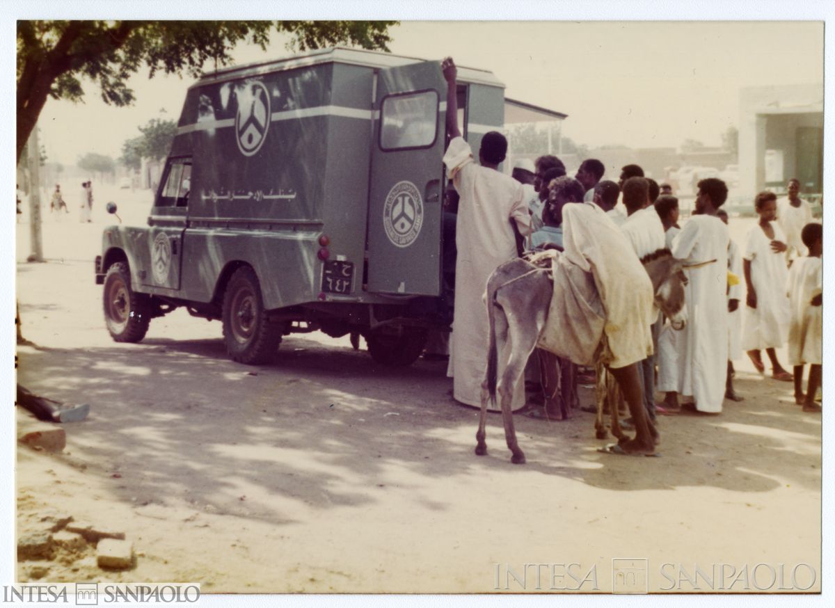 L'unità mobile della Sudanese Savings Bank in funzione in Sudan, con clienti allo sportello, post agosto 1975 (fotografo sconosciuto)