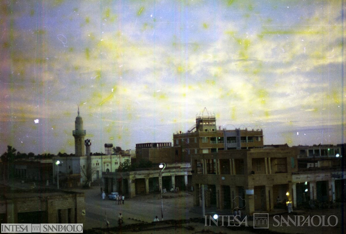 Panorama di città n.i., post agosto 1975 (fotografo sconosciuto)