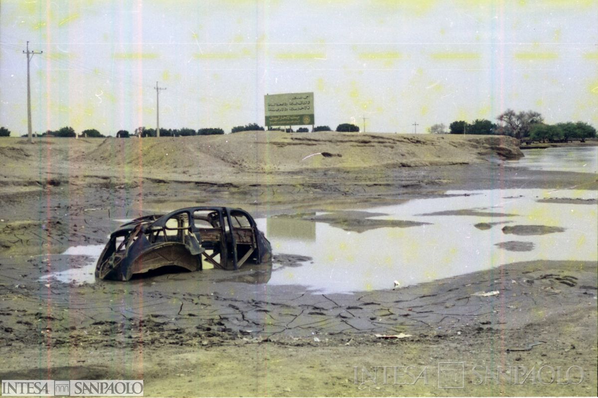Carcassa di vettura in una pozza, post agosto 1975 (fotografo sconosciuto)