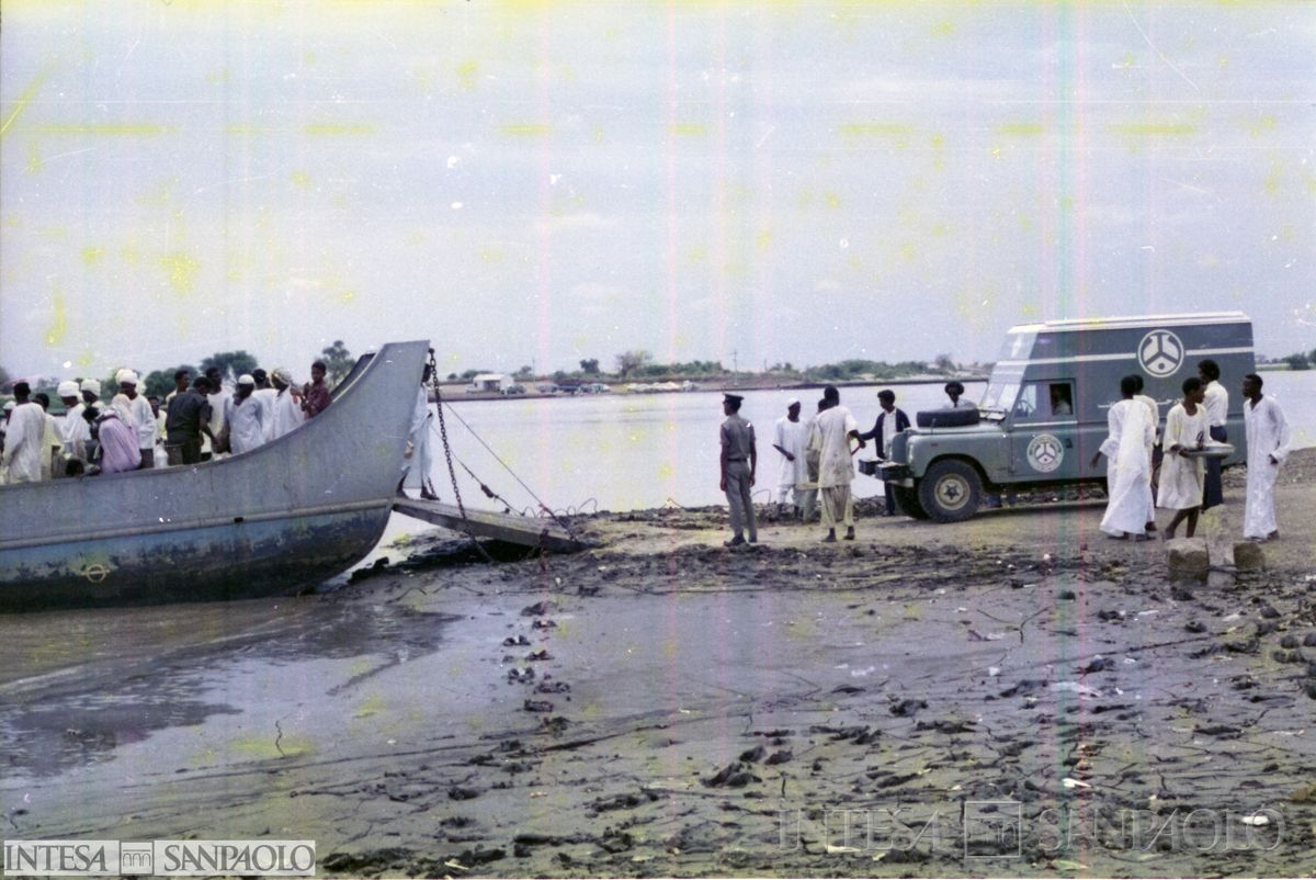 L'unità mobile della Sudanese Savings Bank durante gli spostamenti per gli attraversamenti fluviali in Sudan, post agosto 1975 (fotografo sconosciuto)