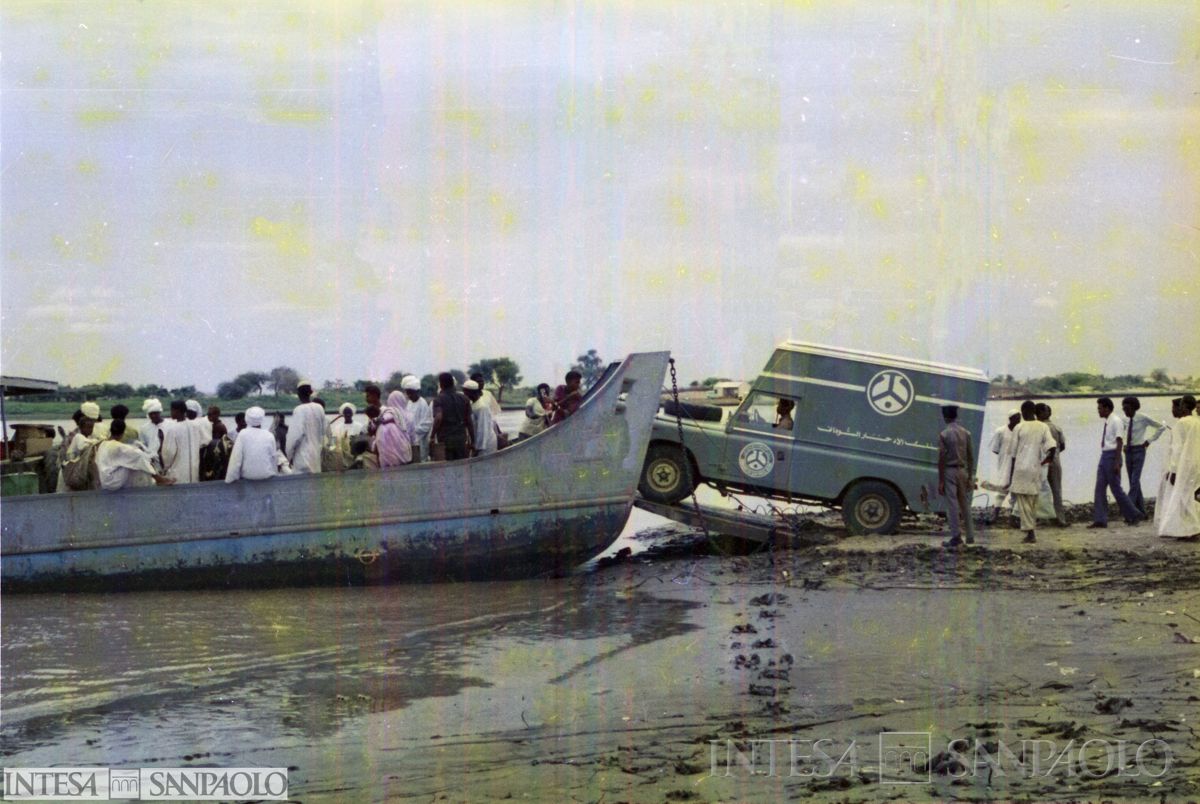 L'unità mobile della Sudanese Savings Bank in funzione in Sudan, con clienti allo sportello, post agosto 1975 (fotografo sconosciuto)