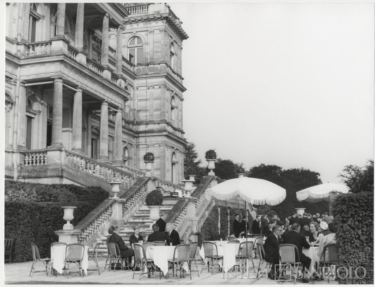 Partecipanti in occasione della cena allo Château de Ferrières in occasione della XXVII sessione dell'Institut International d'Études Bancaires, 30 maggio 1964 (fotografo sconosciuto)