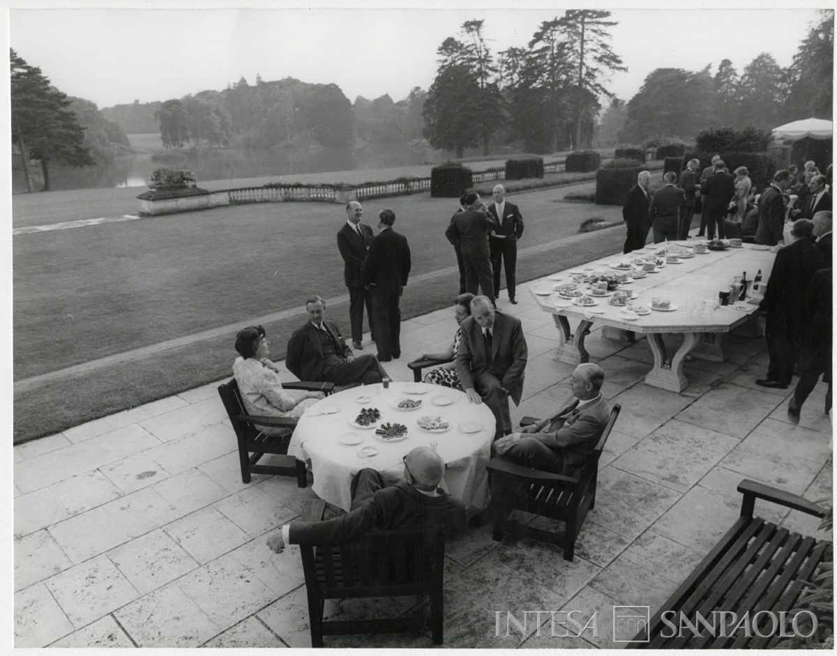 Partecipanti in occasione della cena allo Château de Ferrières in occasione della XXVII sessione dell'Institut International d'Études Bancaires, 30 maggio 1964 (fotografo sconosciuto)
