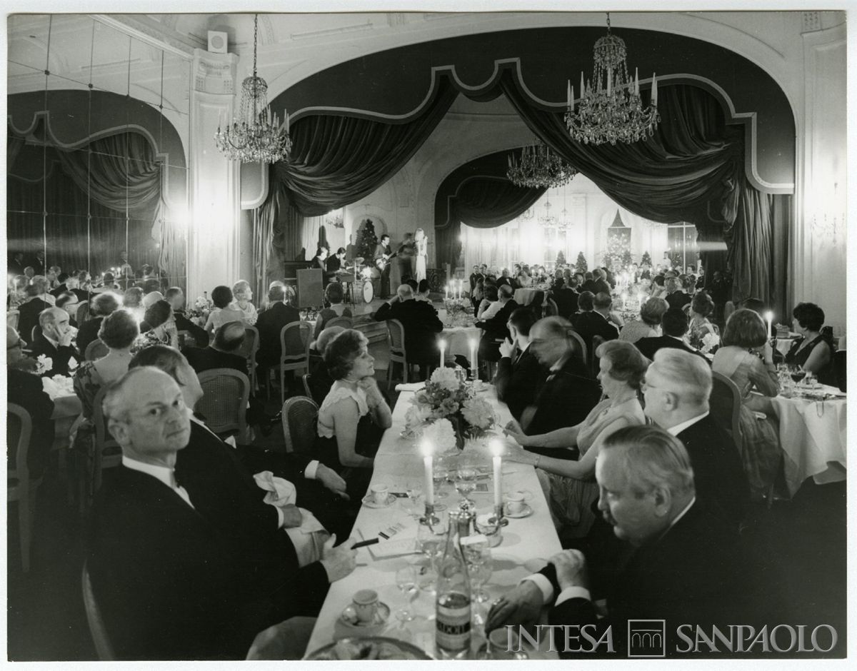 Partecipanti in occasione della cena allo Château de Ferrières in occasione della XXVII sessione dell'Institut International d'Études Bancaires: primo a sinistra Carlo Bombieri, amministratore delegato BCI, 30 maggio 1964 (fotografo sconosciuto)