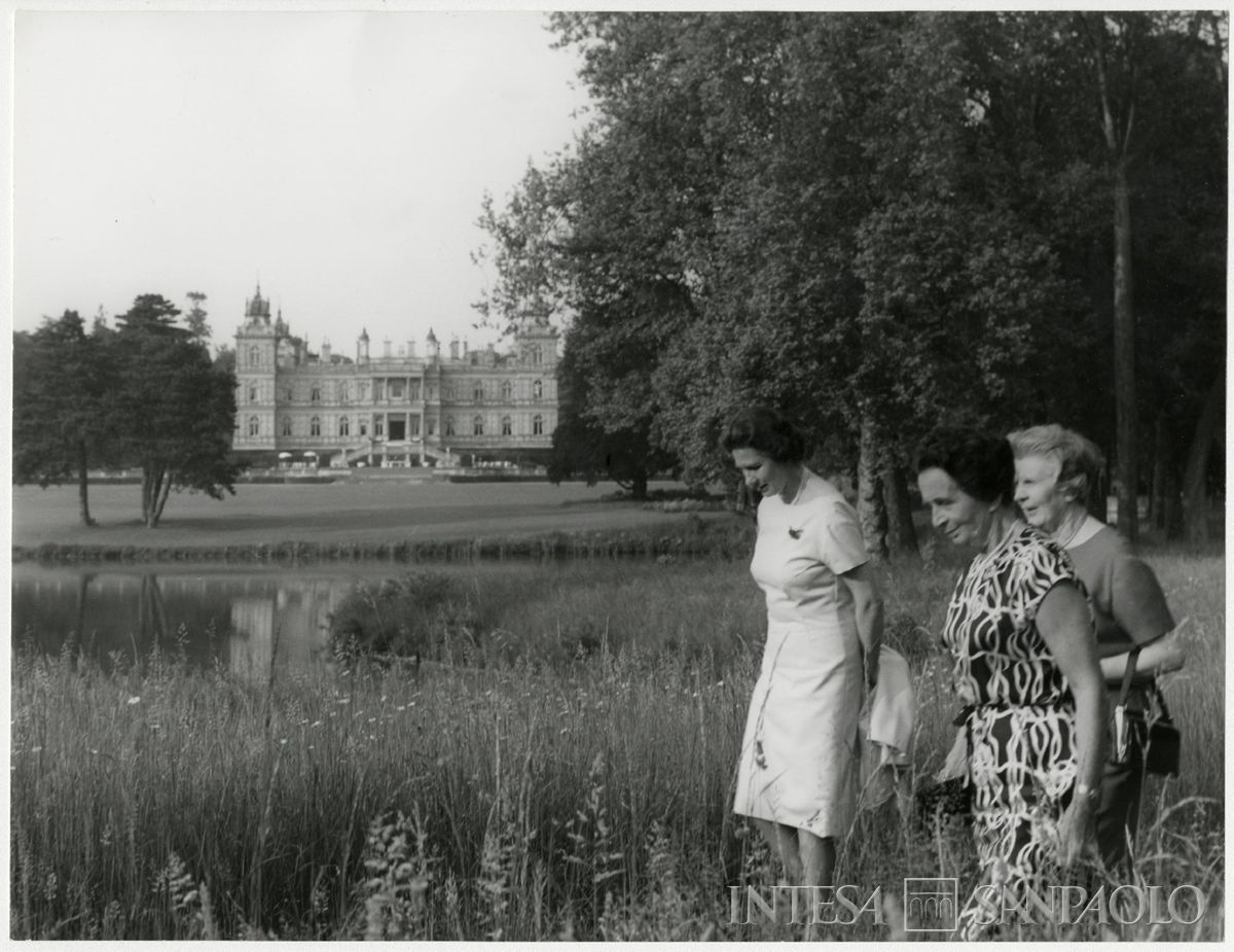Partecipanti in occasione della cena allo Château de Ferrières in occasione della XXVII sessione dell'Institut International d'Études Bancaires, 30 maggio 1964 (fotografo sconosciuto)