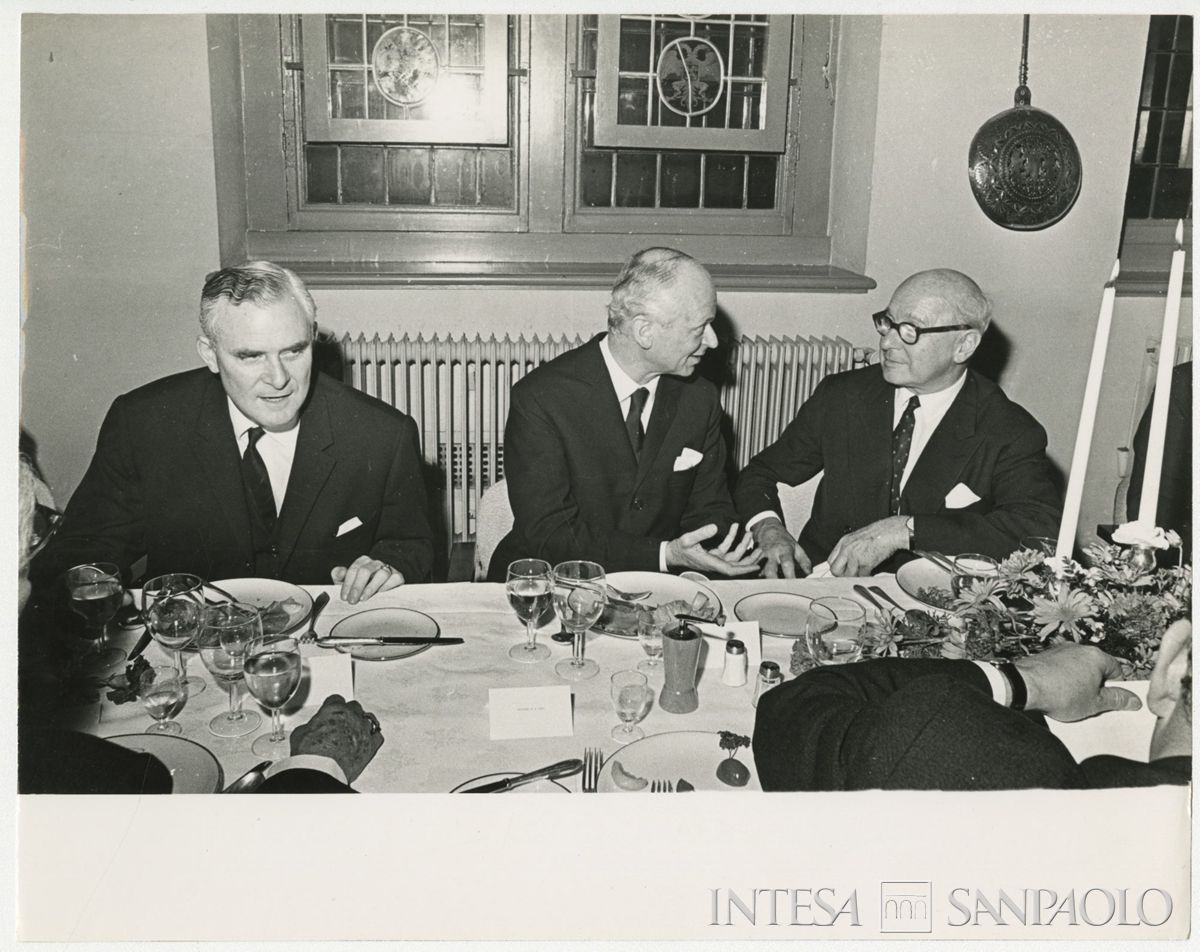 Cena al Musée Frans Hals di Haarlem in occasione della XXXIII sessione dell'Institut International d'Études Bancaires: al centro Carlo Bombieri, amministratore delegato BCI, con a destra Louis Camu (presidente del consiglio di amministrazione della Banque de Bruxelles S.A.) e a sinistra [B.A.J. M. van Hellenberg Hubar], 3 novembre 1967 (fotografo sconosciuto)