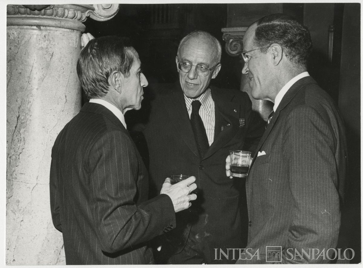 Evento in occasione della XLV sessione dell'Institut International d'Études Bancaires: a sinistra Antonio Monti, amministratore delegato BCI, 19 - 20 ottobre 1973 (fotografo sconosciuto)