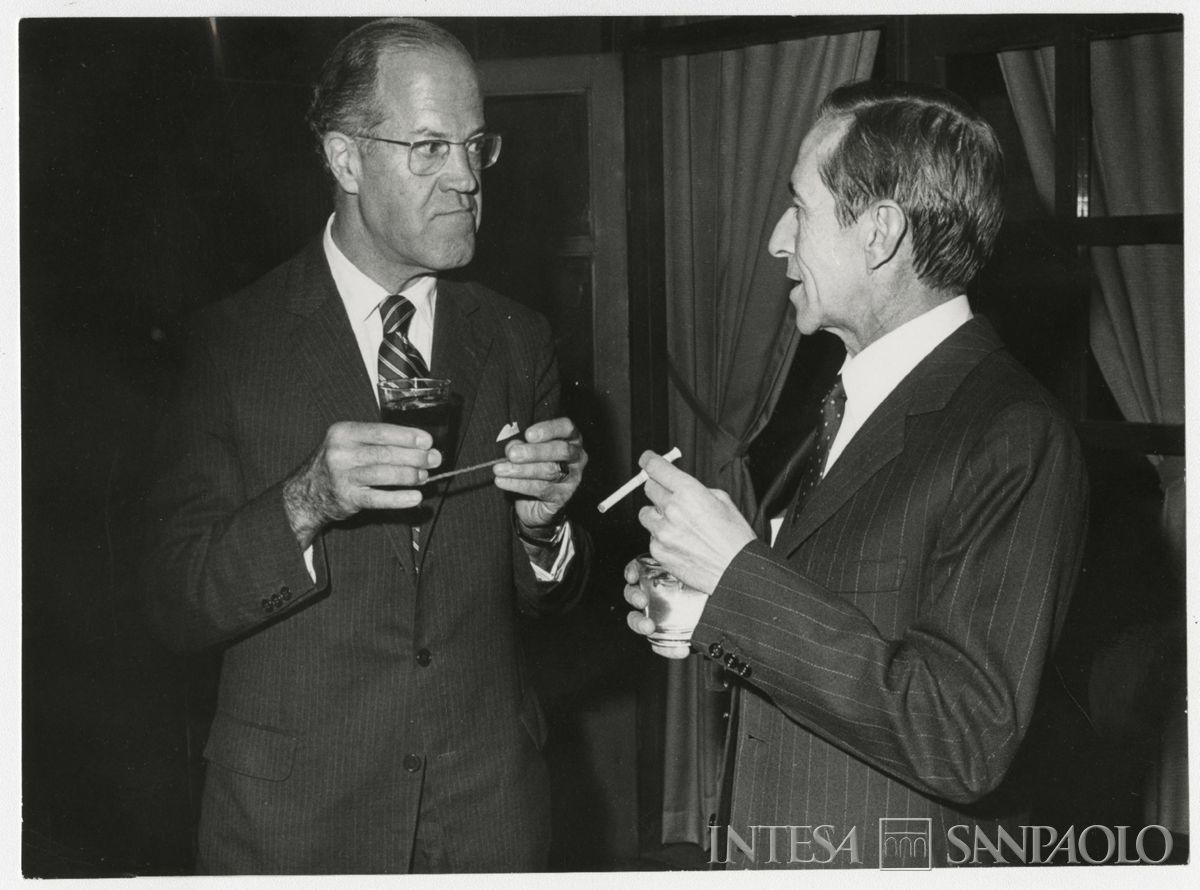 Evento in occasione della XLV sessione dell'Institut International d'Études Bancaires: a destra Antonio Monti, amministratore delegato BCI, 19 - 20 ottobre 1973 (fotografo sconosciuto)