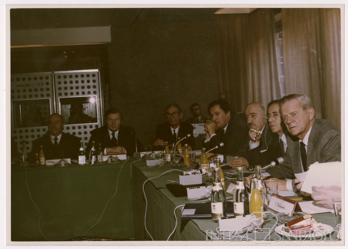 Incontro in occasione della XLIX sessione dell'Institut International d'Études Bancaires: Antonio Monti, amministratore delegato della BCI, seduto tra, a sinistra, [Danilo Ciulli, amministratore delegato del Banco di Roma] e, a destra, [Siur Sjur Lindebraekke, Bergens Privatbank], 17 - 18 ottobre 1975 (Fotograf Arve Ringen)