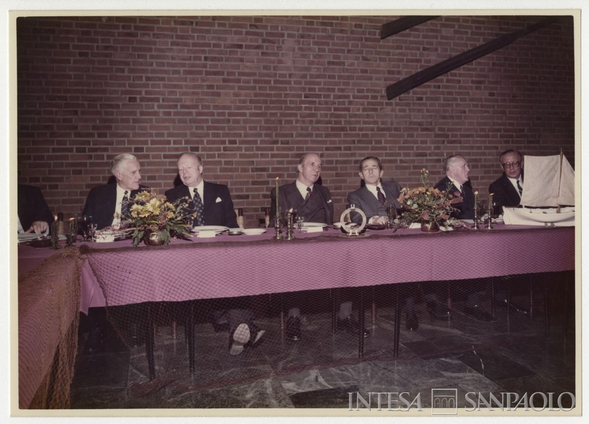 Cena in occasione della XLIX sessione dell'Institut International d'Études Bancaires; Antonio Monti è il terzo da destra, 17 - 18 ottobre 1975 (Fotograf Arve Ringen)
