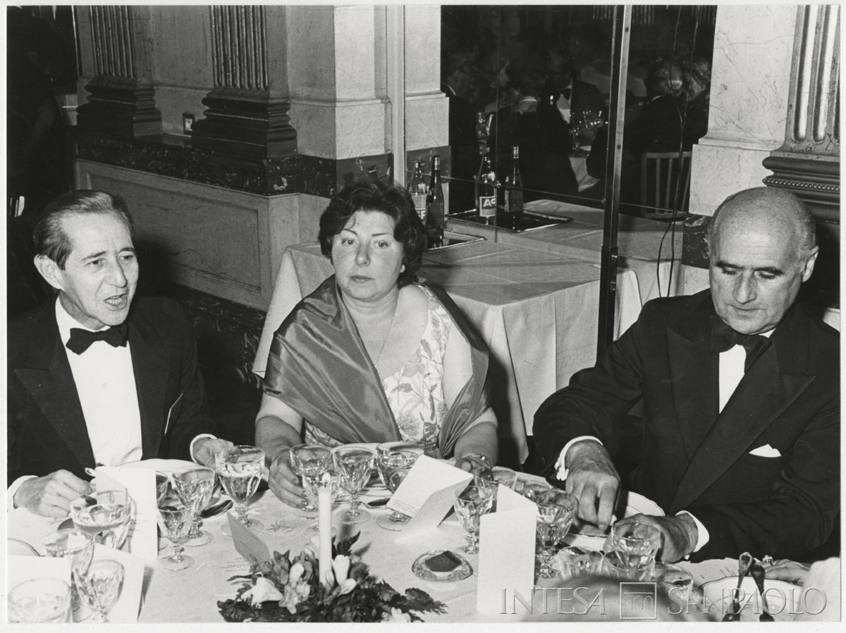 Cena in occasione della LVI sessione dell'Institut International d'Études Bancaires: a sinistra in primo piano Antonio Monti, 11 - 12 maggio 1979 (fotografo Jean Vernin)