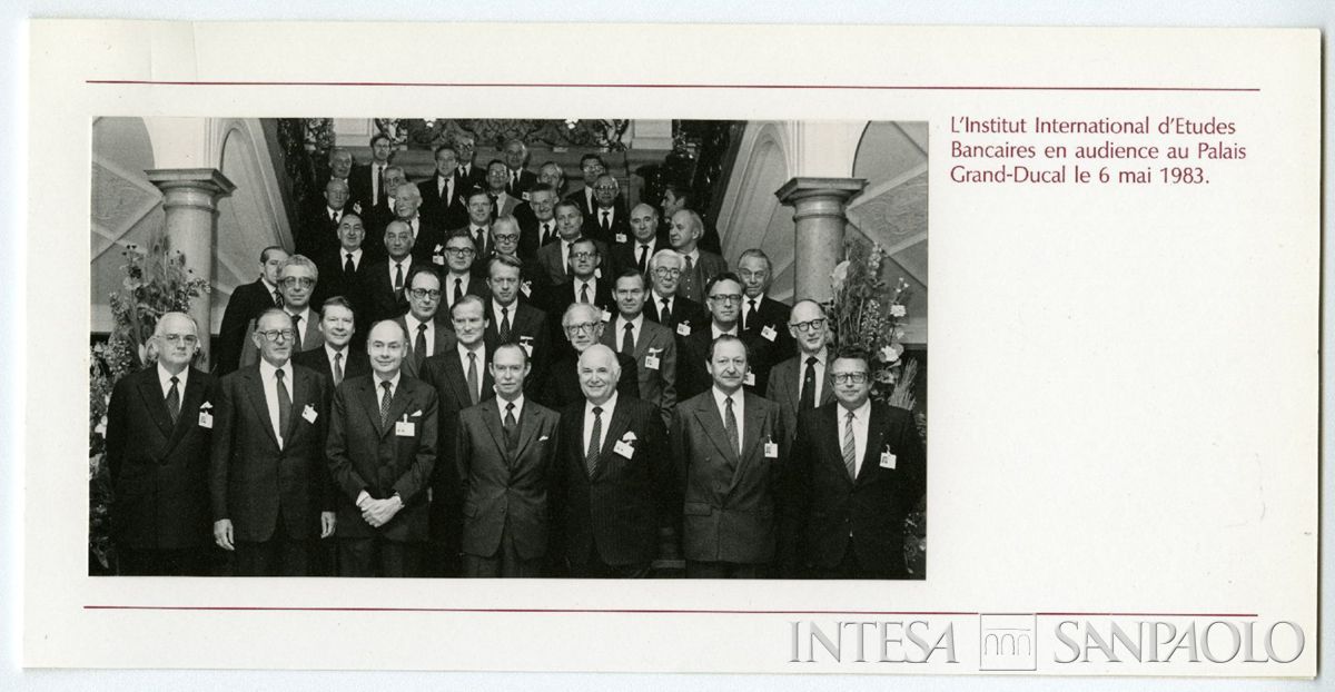 Ritratto di gruppo dei partecipanti della LXIV sessione dell'Institut International d'Études Bancaires in occasione della visita al Granduca Giovanni di Lussemburgo presso il Palazzo Granducale, 6 maggio 1983 (fotografo sconosciuto)