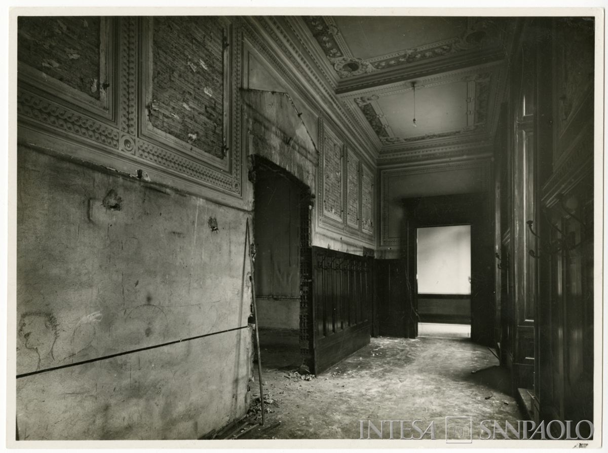 Piazza della Scala 6, riforma arch. Giuseppe de Finetti: lavori in corso al secondo piano, all'esterno della prima sala del Consiglio, 1934