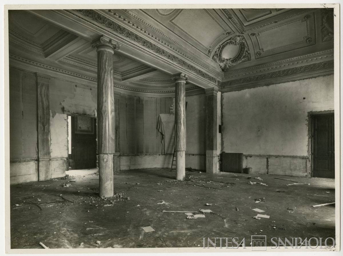 Piazza della Scala 6, riforma arch. Giuseppe de Finetti: lavori in corso al secondo piano, all'interno della prima sala del Consiglio, 1934