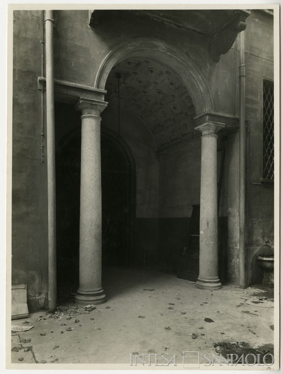 Piazza della Scala 6, riforma arch. Giuseppe de Finetti: lavori in corso nel cortile interno dell'edificio Brentani, ex Banca d'Italia, verso l'edificio del Portaluppi, 1934