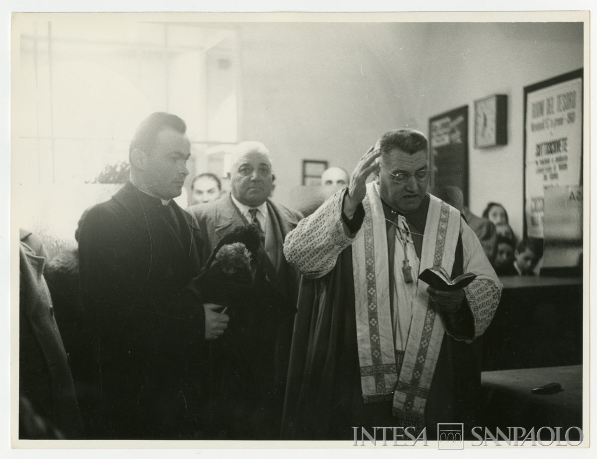 Benedizione del parroco della nuova filiale Cariplo di Brescia in Corso Garibaldi 28, 13 novembre 1946 (Fot. Santangelo)