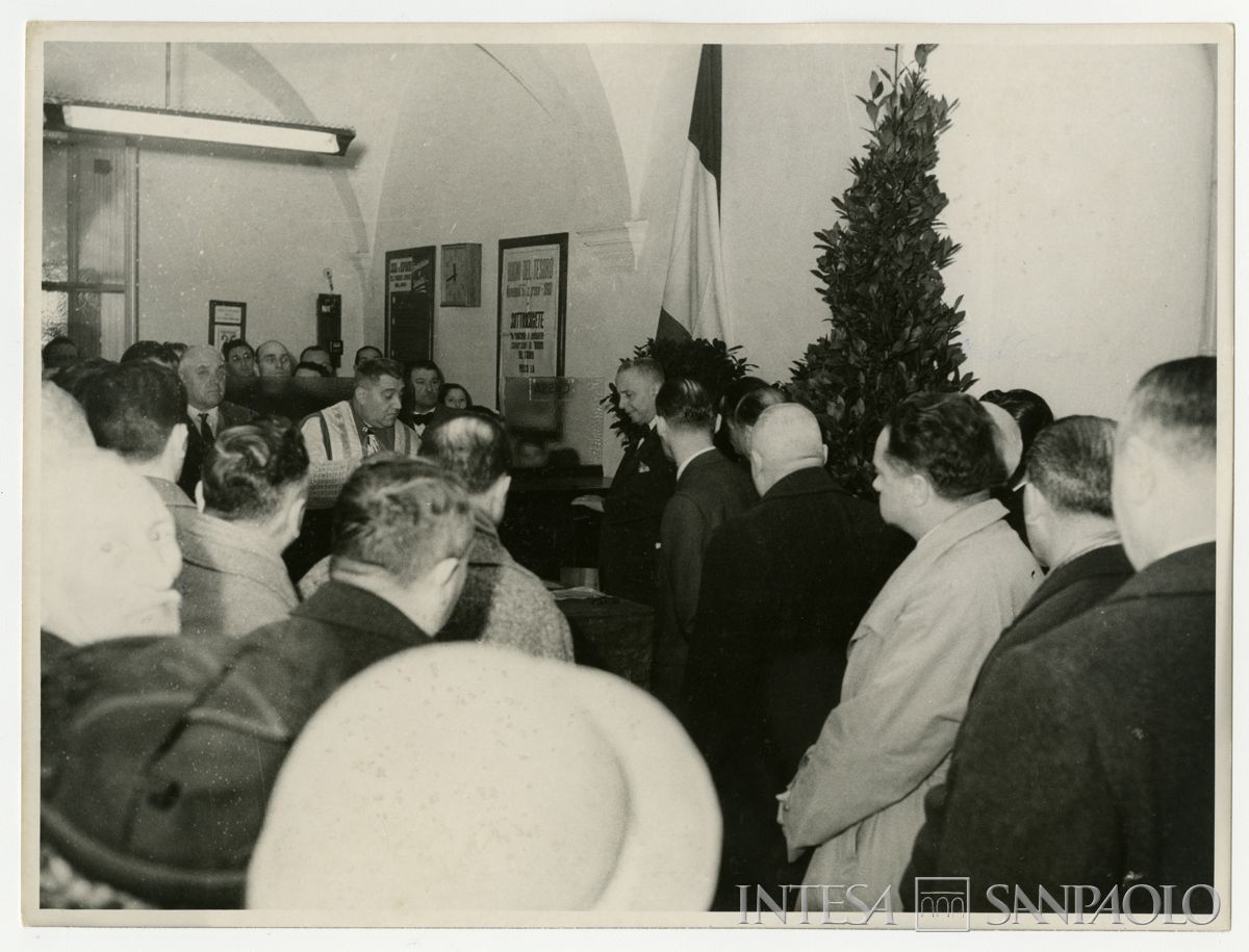 Partecipanti all'inaugurazione della filiale Cariplo di Brescia in Corso Garibaldi 28, 13 novembre 1946 (Fot. Santangelo)