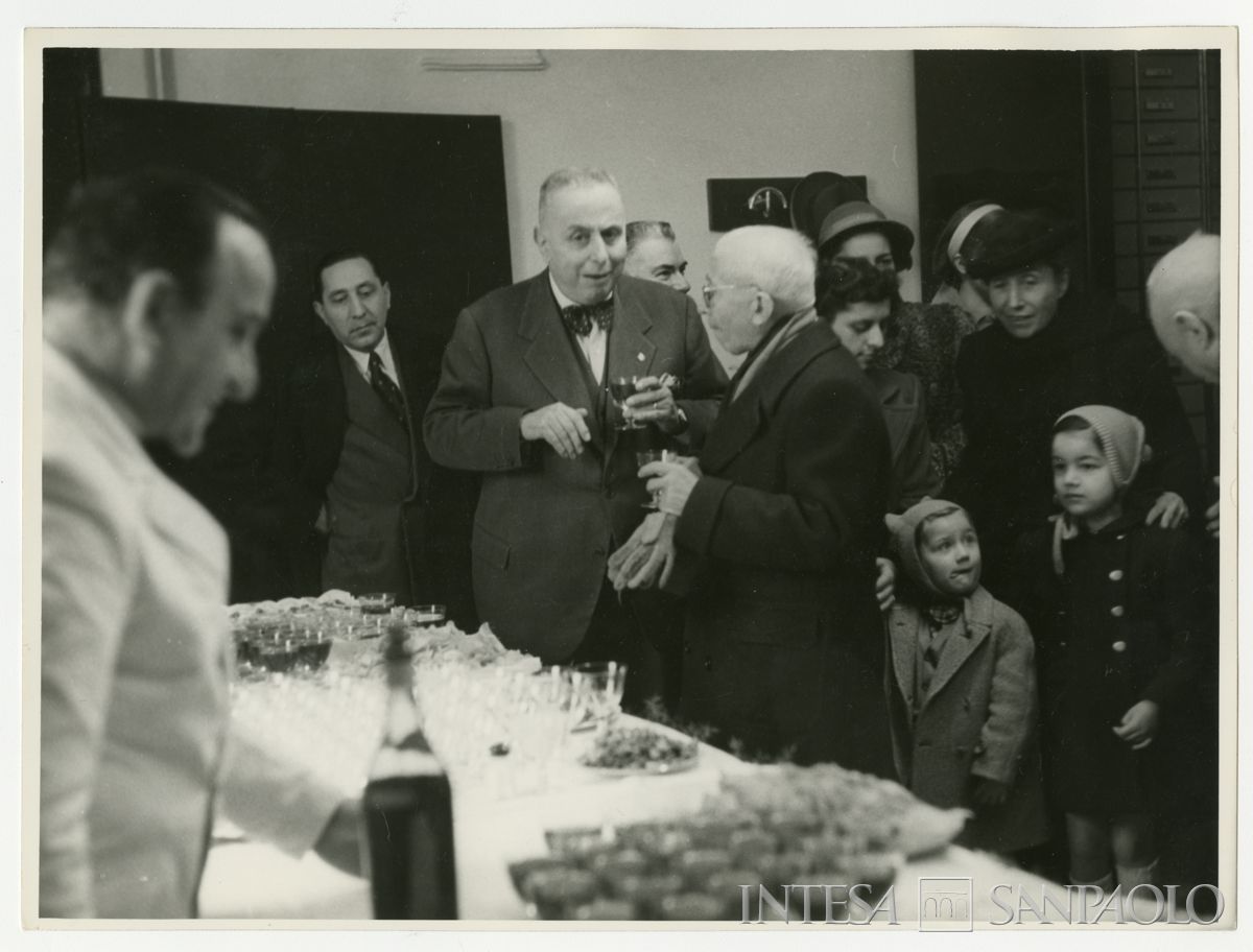Buffet all'inaugurazione della filiale Cariplo di Brescia in Corso Garibaldi 28; al centro il presidente Jacini, 13 novembre 1946 (Fot. Santangelo)