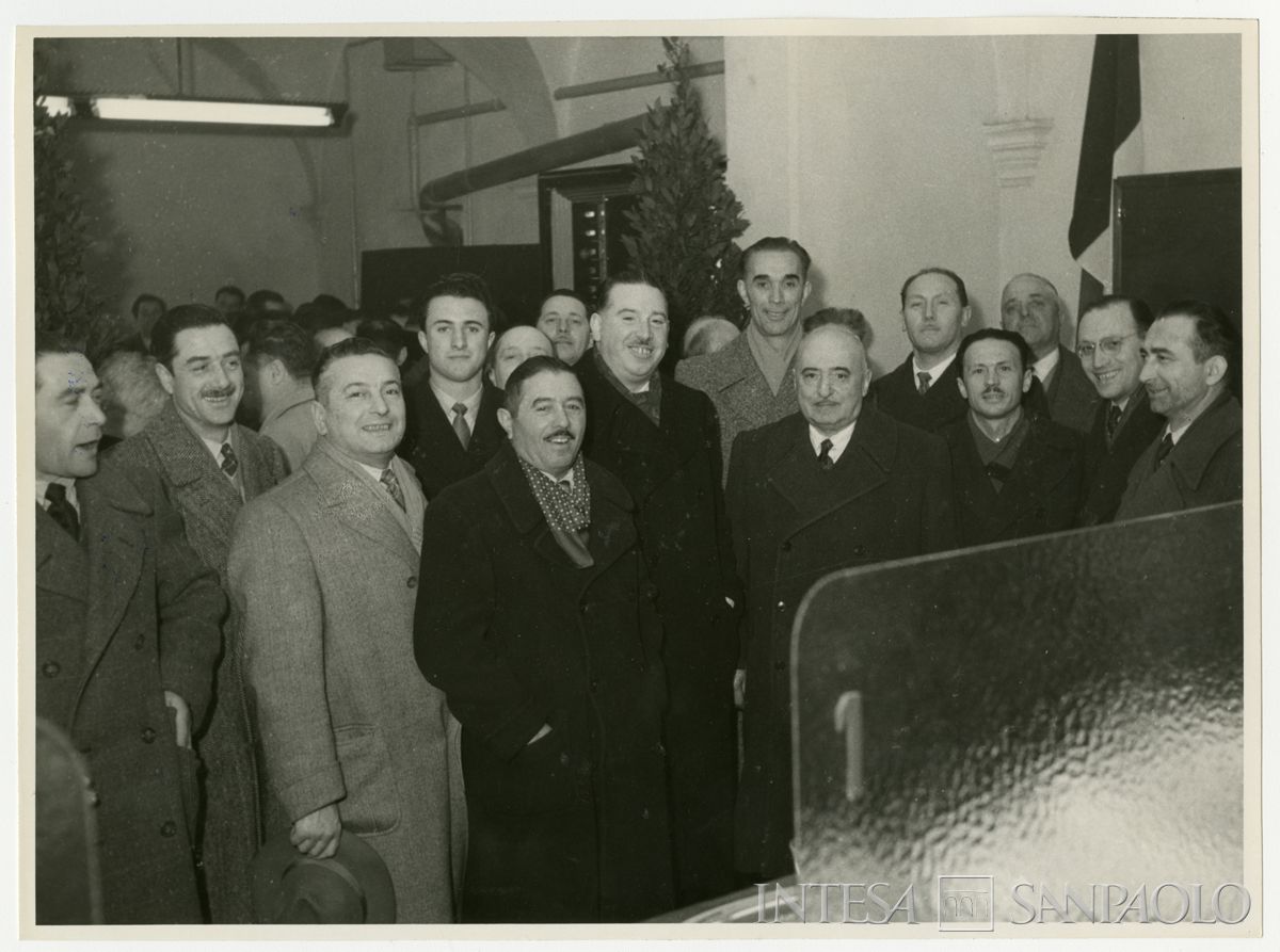 Foto di gruppo all'inaugurazione della filiale Cariplo di Brescia in Corso Garibaldi 28; al centro, ottavo da destra, Albino Donati,13 novembre 1946 (Fot. Santangelo)