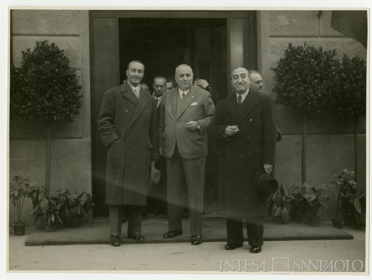 Foto di gruppo all'esterno della filiale Cariplo di Bergamo, in via Paglia 1, il giorno dell'inaugurazione; il presidente Stefano Jacini è in prima fila in centro, 22 ottobre 1947 (A. Terzi)